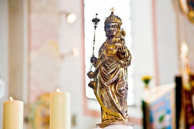 Heiligenfigur in der Kirche Halfing