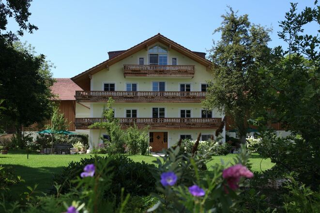 Hauptfassade vom Badeteich aus