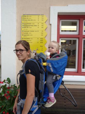 Kinderkraxenverleih in der Tourist-Info Grassau