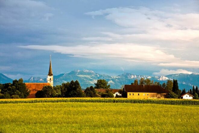 Kirche in Halfing mit Bergpanorama