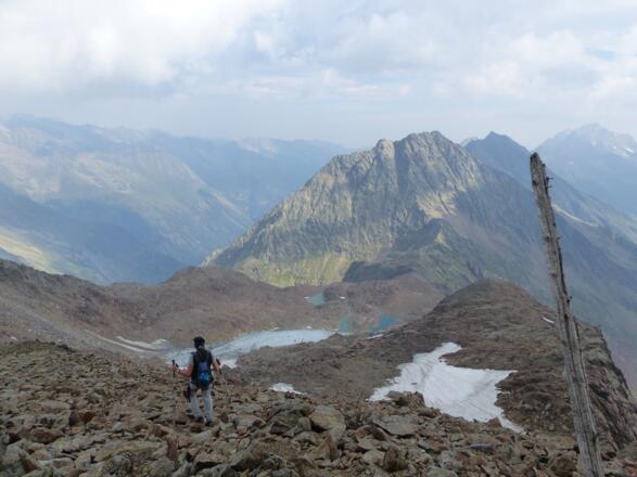 Bei einem Holzstock (3038 m) geht es hinunter zur Nürnberger Scharte.