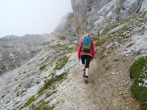 Mäßig ansteigend folgen wir dem Steig auf der Südseite zur Großen Kinigat.
