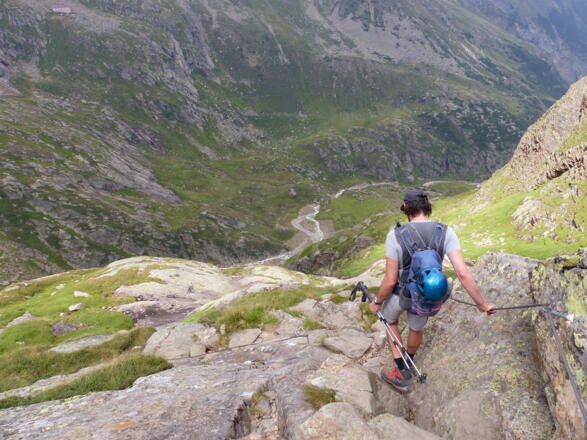 Über glattpolierte Felsen führt der Abstieg mitunter seilversichert hinunter ins Langental.