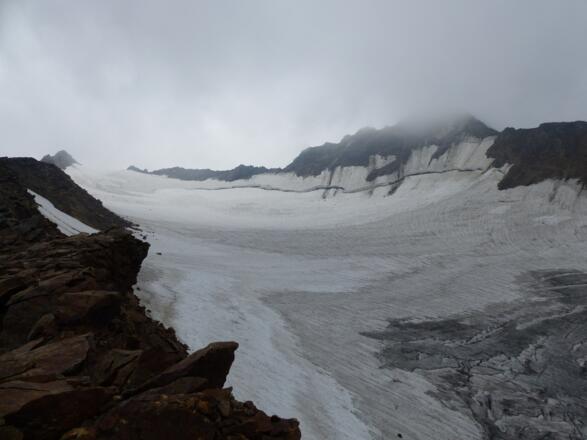 Noch einmal schweift der Blick zurück über den Grüblferner.
