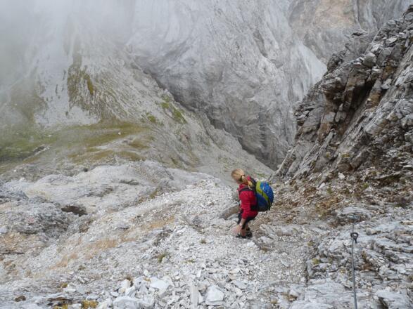Seilversichert erfolgt der steile Abstieg über die Westseite.