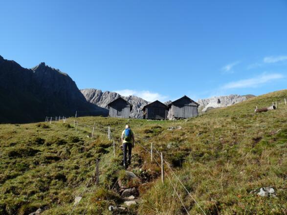 Kurz nach dem U. Stuckensee erreichen wir die sanft geneigten Stuckenwiesen mit den Schupfen.