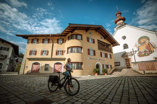 Marktplatz Lofer mit Radfahrerin