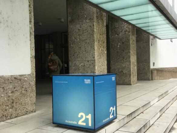 Eingang der Technischen Universität München (Weg zum Café Vorhoelzer)