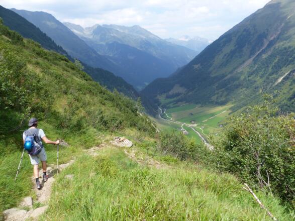 Wieder am Hauptweg 134 mit Blick hinunter zur Bsuechalm.