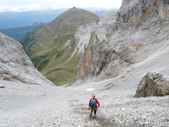 Der ca. 400 HM steile Abstieg durch die Nordrinne hinunter in die Tscharre.