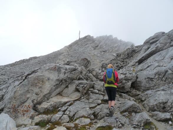 Das weite Schotterkar unterhalb des Gipfels ist nach einem kurzen versicherten Anstieg erreicht.