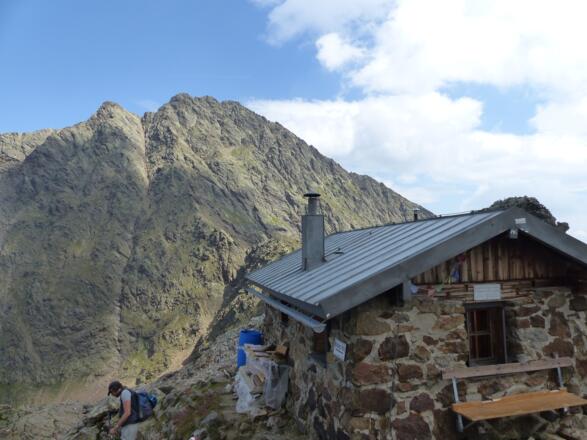 Zurück bei der kleinen Zollhütte am Simmingjöchl.