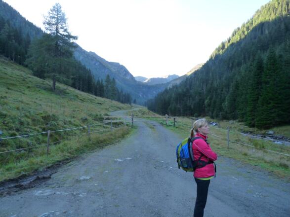 Beim Alessandrakreuz wechseln wir die Bachseite und blicken erstmals auf den Talschluss.