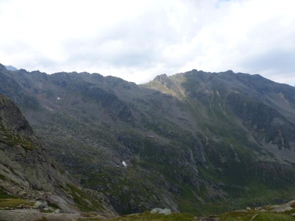 Beim Abstieg haben wir die Nürnberger Hütte immer im Blickfeld.