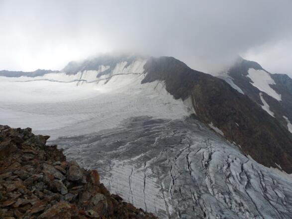 Spaltenzerrissen bricht der Ferner unter uns in die Tiefe.
