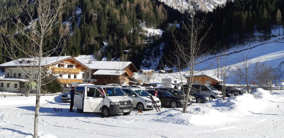 Öffentlicher Parkplatz beim Gasthof Feuerstein.