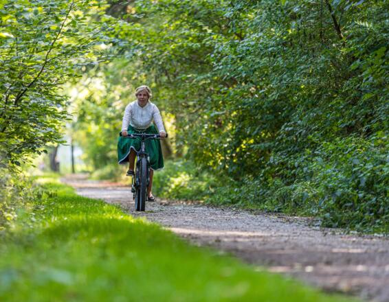 Radlerin in Puchheim-Bahnhof