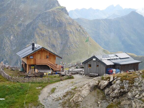 Beim Anstieg zum Filmoorsattel blicken wir nochmals zur Schutzhütte zurück.