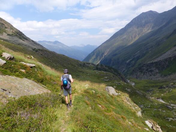Einem Steiglein folgend, münden wir auf 2100 m wieder in den Hauptweg ein.