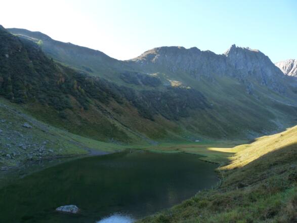 Haben wir eine kurze Talenge passiert stehen wir oberhalb des wunderschönen Unteren Stuckensee.