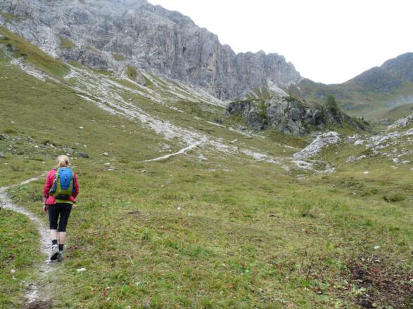 Wir folgen dem Steig nochmals ca. 270 HM hinauf zum Mittersattel.