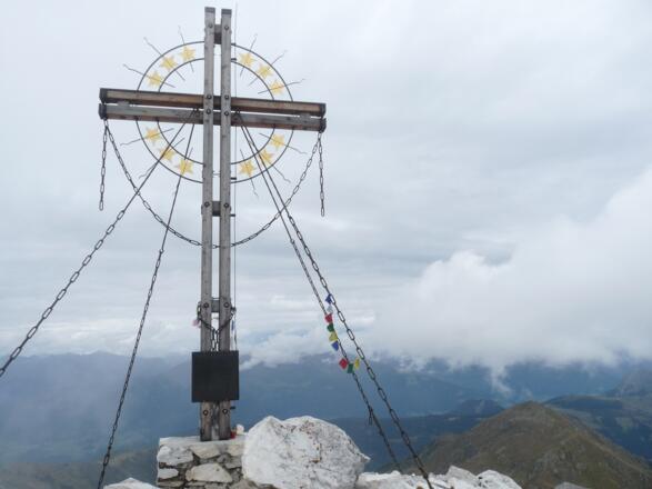 Das große Kreuz am 2689 m hohen Kinigat symbolisiert den Frieden.