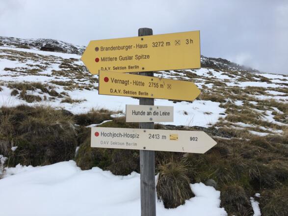Wegweiser auf dem Seufertweg von der Breslauer Hütte zum Hochjoch Hospitz