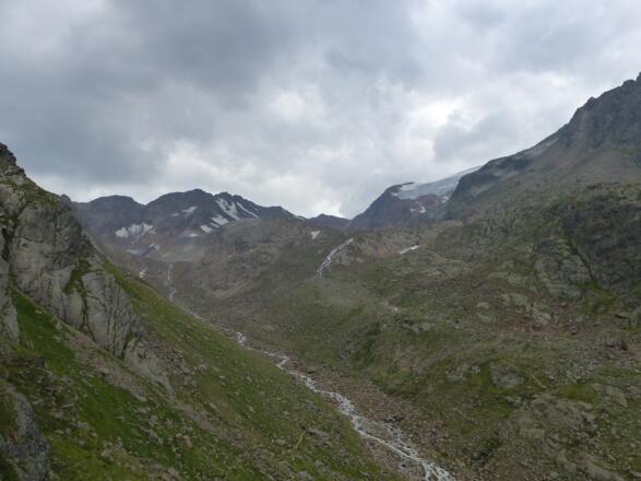 Eine wilde Bergszenerie mit dem Langtalbach.