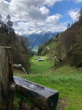 Brunnen Kapelle Hösljoch mit Ausblick