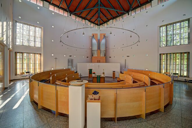 Evangelische Christuskirche in Inzell: Innenansicht mit Altar