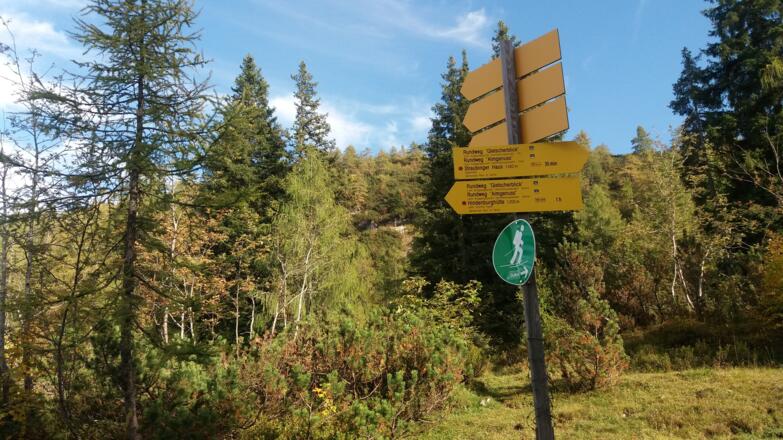 Gelbe Wegweiserschilder aus Richtung Norden.