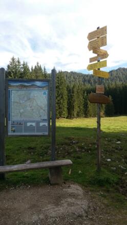 Wegweiser an der Straße zur Annakapelle mit Abzweigung Sulzner Kaser. 