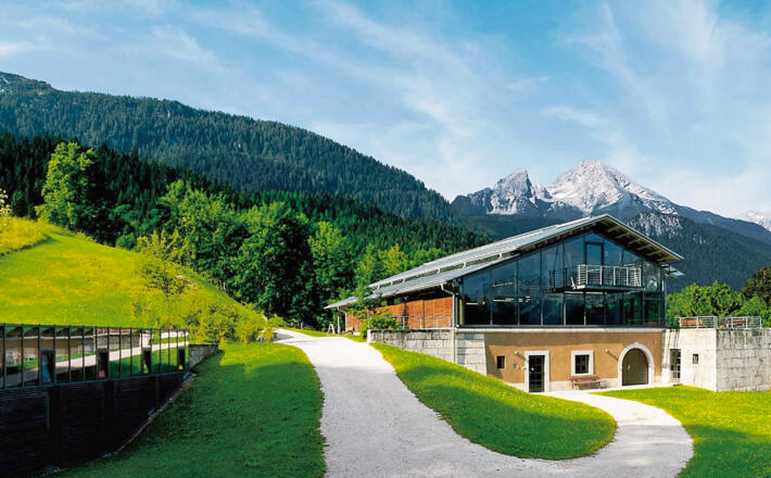 Die Dokumentation Obersalzberg mit dem Watzmann im Hintergrund