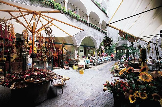 Salzburger Innenhof mit Geschäften