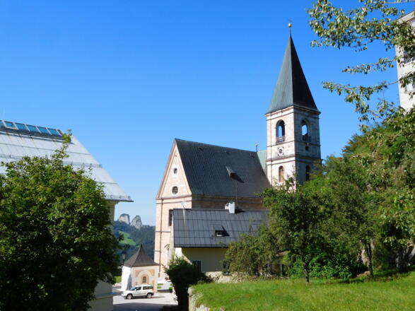 Wallfahrtskirche Bad Dürrnberg mit den Barmsteinen im Hintergrund