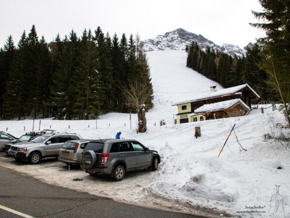 An der Enzianhütte ist für einige Autos ausgeräumt.