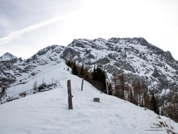 Vom Purtschellerhaus nur noch wenige Minuten am Grat entlang bis zum Skitourenziel.