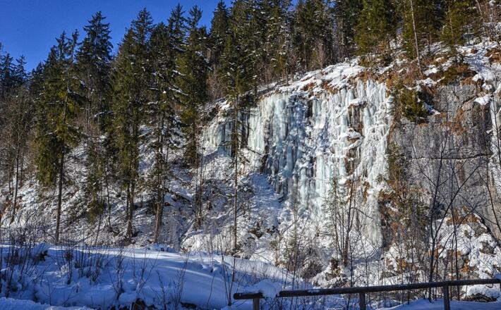 Mächtige Eiszapfen an der Nassen Wand