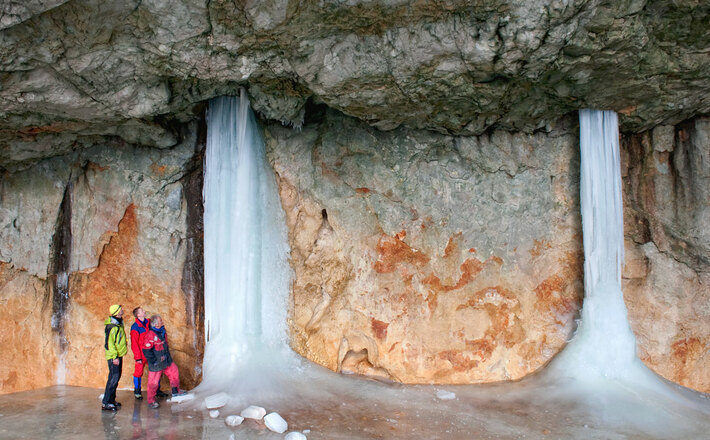 Beeindruckende Eisformationen in der Schellenberger Eishöhle
