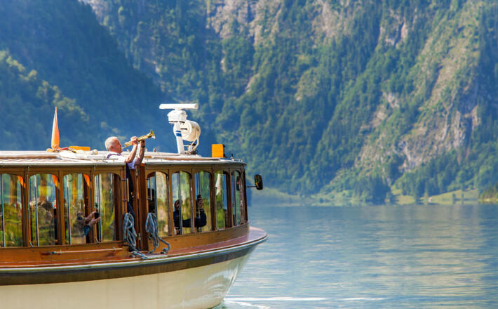 Ein Trompetenspieler erzeugt das berühmte Echo vom Königssee