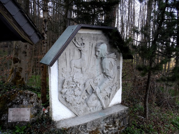Denkmal bei Hubertuskapelle