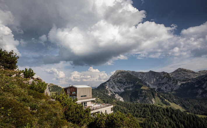 Blick über die Bergstation zum Schneibstein