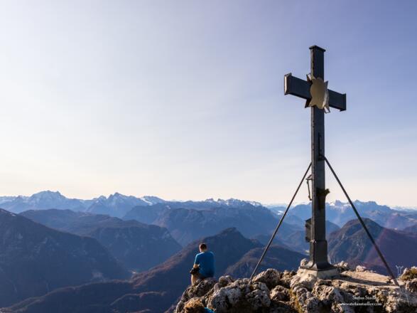 Die Aussicht am Hochstaufen genießen.