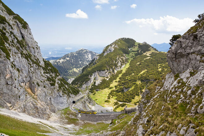 Wendelstein-Zahnradbahn im Sommer.