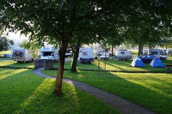 Campingplatz mit Zelten und Wohnmobil