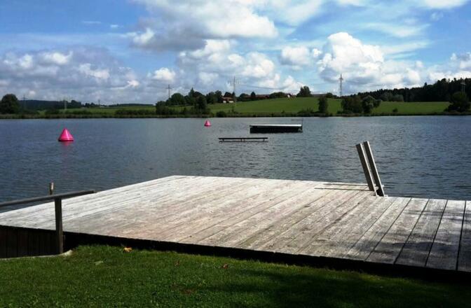 Naturbad Penzing - Blick auf Steg und See