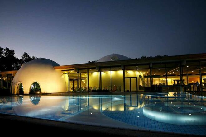 Therme Bad Aibling in der Außenanischt am Abend.