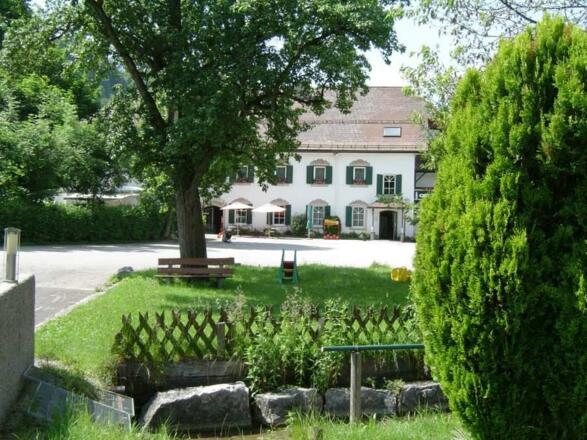 Blick auf Haus mit Hotel und Restaurant