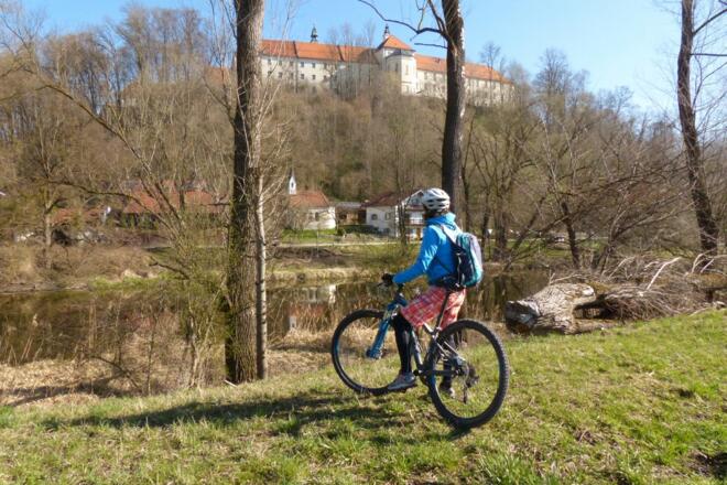 Blick auf das Kloster Attel