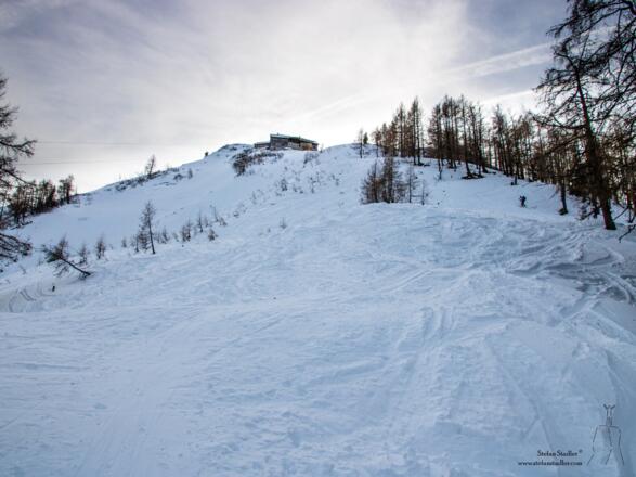 An der Geländekante kann man dann das Purtschellerhaus sehen.